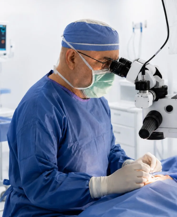 Dr. Marcelo Tardío Sandoval en el quirófano de Clínica Santa Bárbara